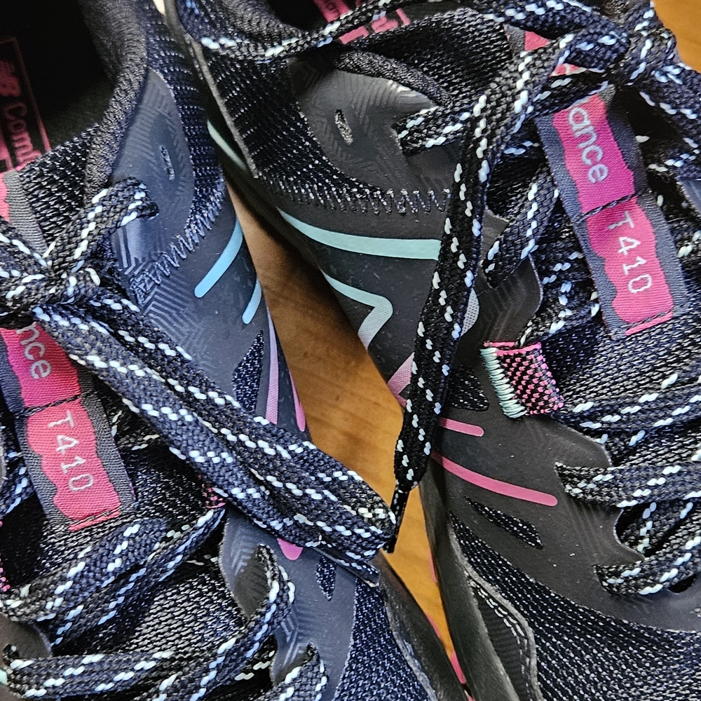 New Balance Women's Black and Pink Running Shoes NWOT - Picture 2 of 5